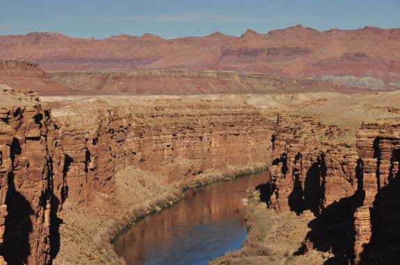 O rio Colorado cruza e esculpe o deserto no norte do Arizona, nos Estados Unidos (Marble Canyon)